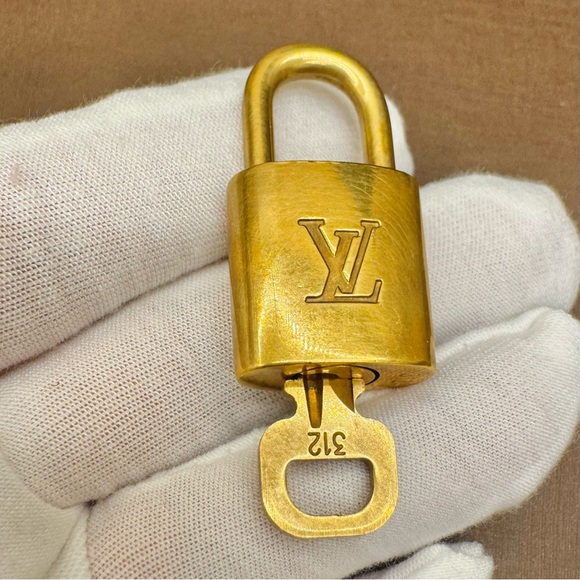 ✨🔐#312 LV Padlock with 1 key | Gold Solid Brass Authentic✨ - Picture 9 of 17